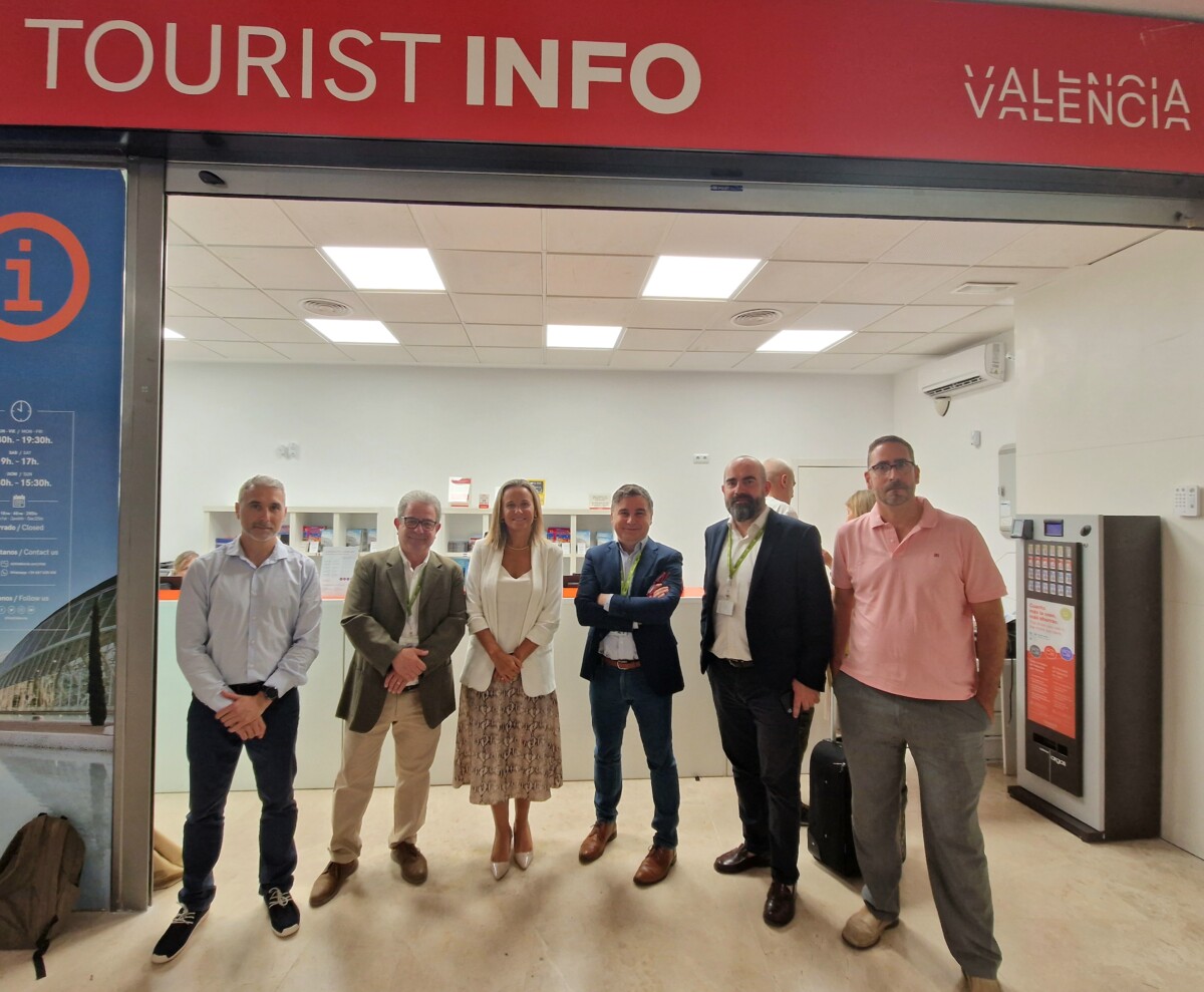Paula Llobet visita la oficina de turismo de Valencia en el Aeropuerto de Manises
